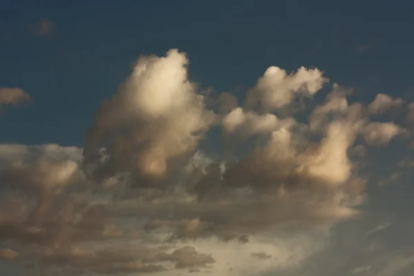Mavi gökyüzünde beyaz kabarık bulutlar — Stok fotoğraf