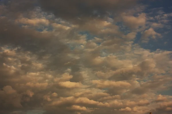 Hvide fluffy skyer i den blå himmel - Stock-foto