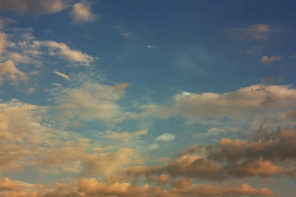 Bianco soffice nuvole nel cielo blu — Foto Stock