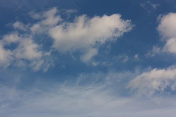 푸른 하늘에 있는 솜털 구름 — 스톡 사진