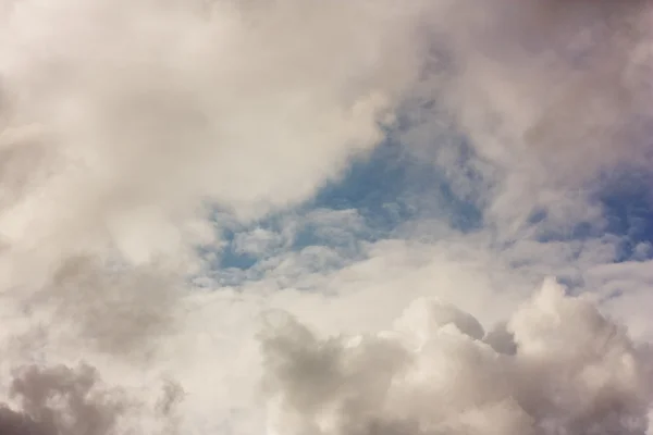 Awan berbulu putih di langit biru — Stok Foto