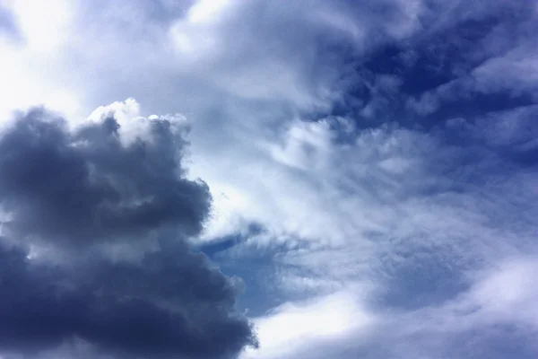 Nubes esponjosas blancas en el cielo azul —  Fotos de Stock