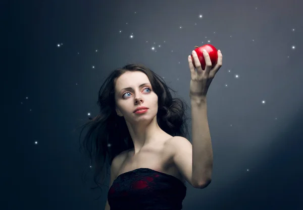 Flicka med ett rött äpple — Stockfoto