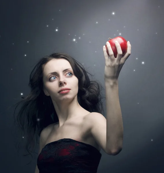 Kırmızı elma tutan bir kız — Stok fotoğraf