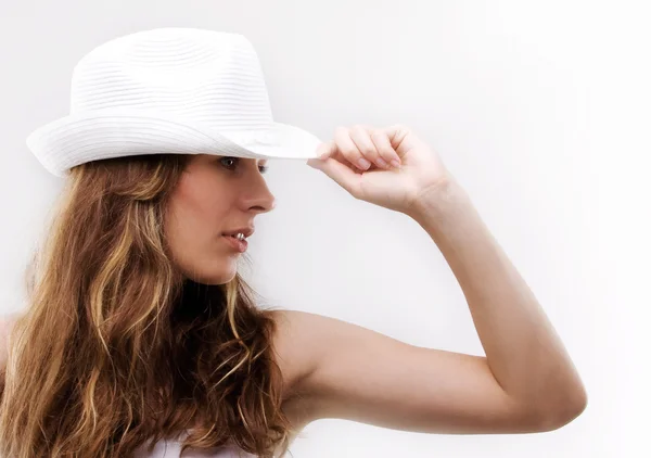 Joven hermosa chica en un sombrero —  Fotos de Stock