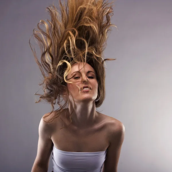 Tanzendes junges Mädchen wedelt mit den Haaren — Stockfoto