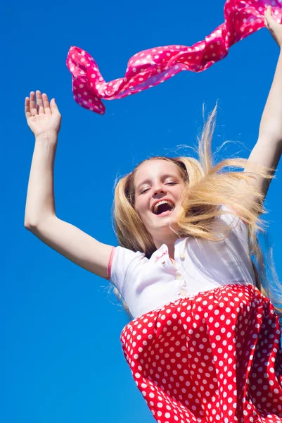 Щасливі стрибки дівчину — стокове фото
