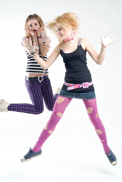 Zwei springende Punk-Mädchen — Stockfoto