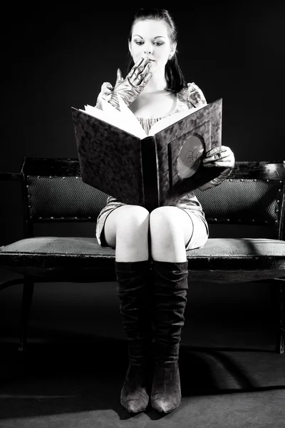 Reading girl — Stock Photo, Image