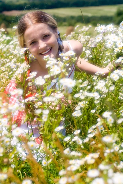 Meisje omgeven door bloemen — Stockfoto