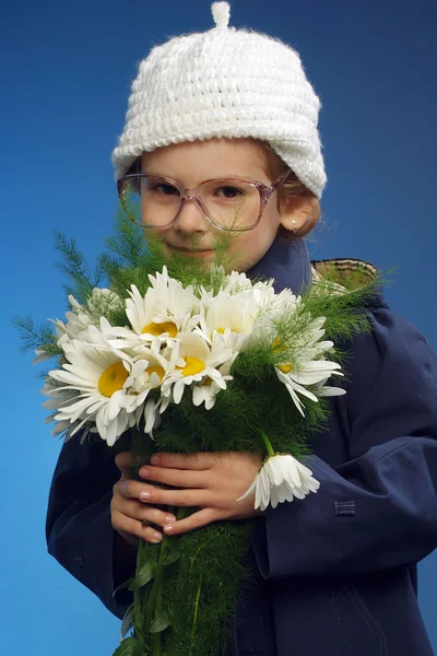 Κορίτσι με λουλούδια — Φωτογραφία Αρχείου