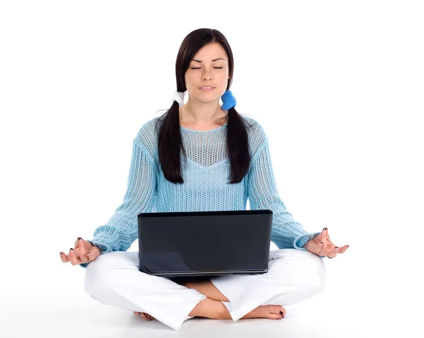 Meisje doet yoga met laptop — Stockfoto