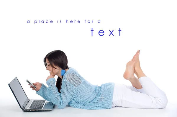 Leżącą dziewczynę z telefonu komórkowego i laptopa — Zdjęcie stockowe