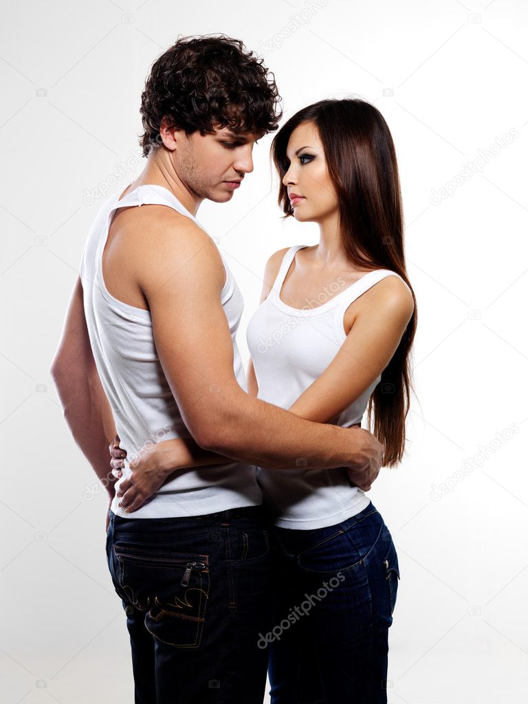 izmena-molodih-par-zrelaya-v-erotichnom-nizhnem-bele-foto