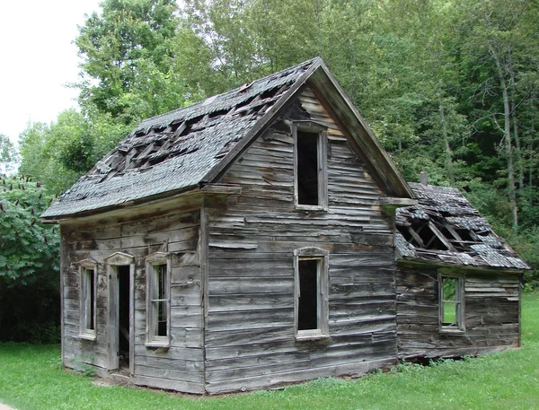 Старый загородный дом — стоковое фото