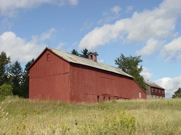 Long red barn — Stock Photo, Image