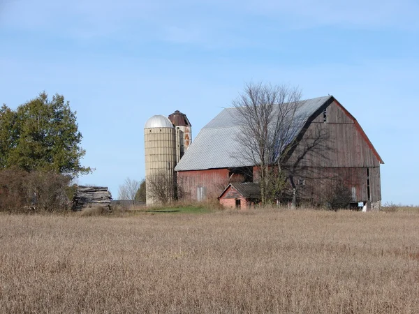 Red barn with silos — Stock Photo, Image