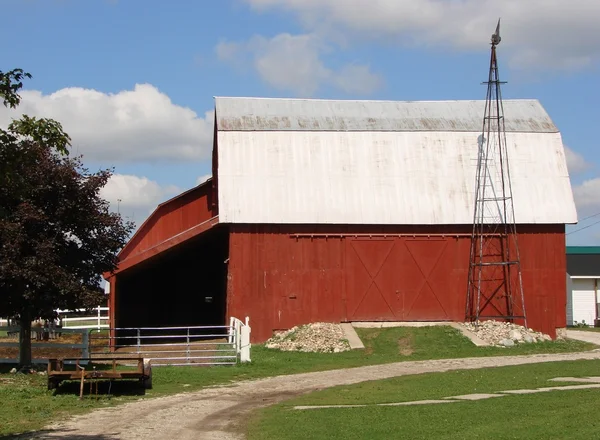 赤い納屋の風車 — ストック写真