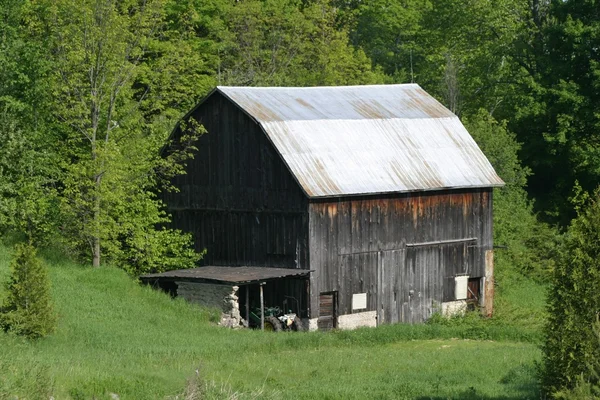 Barn in green valley — Stock Photo, Image