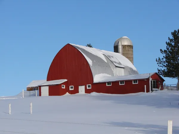 在雪中的大红色谷仓 — 图库照片