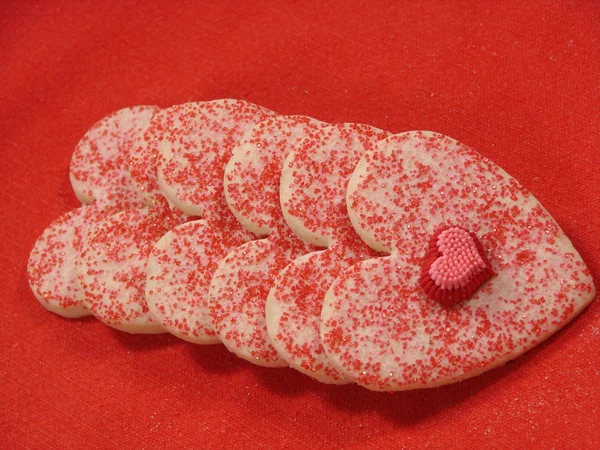 Hjärtat socker cookies på röd — Stockfoto