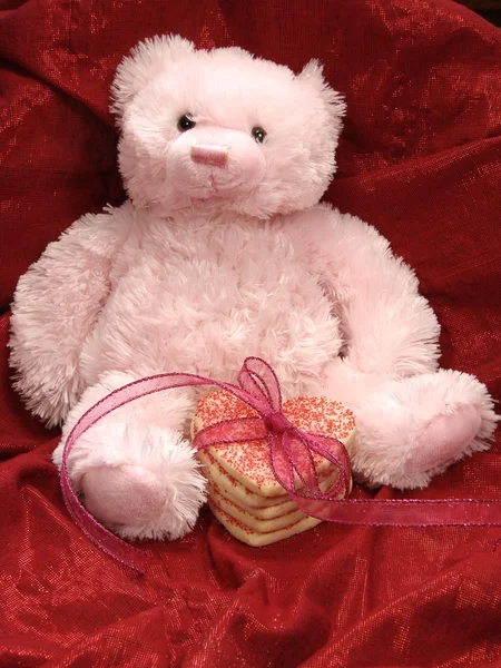 Růžový medvěd se srdcem soubory cookie — Stock fotografie