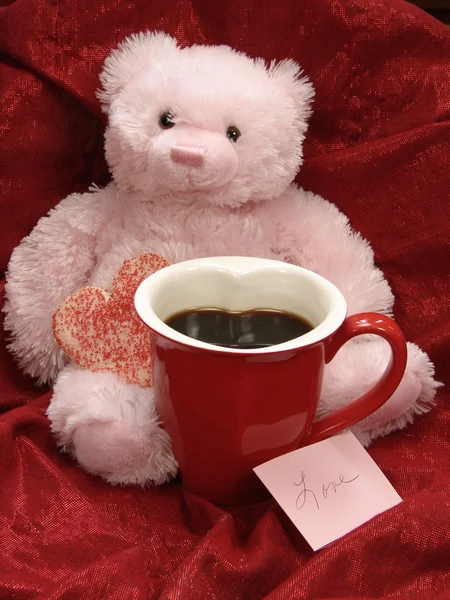 Růžový medvěd se srdcem cookie a hrnek — Stock fotografie
