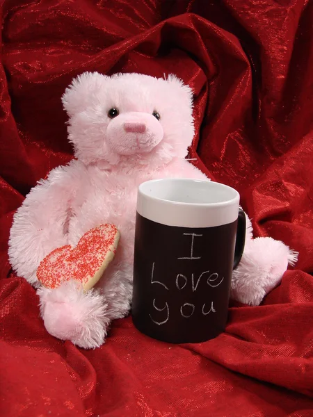 Rózsaszín medve a szív cookie-k és a bögre — Stock Fotó