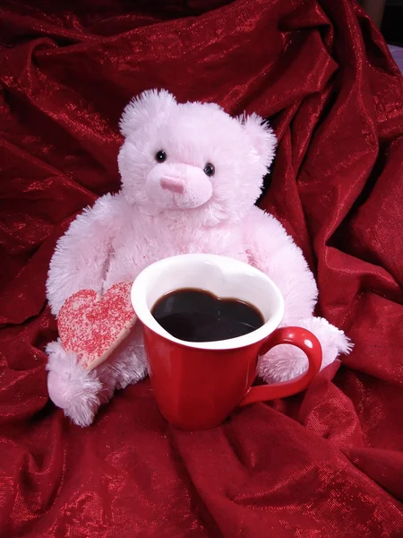 Urso rosa com biscoito e caneca do coração Imagem De Stock