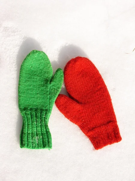 Red and green mittens — Stock Photo, Image