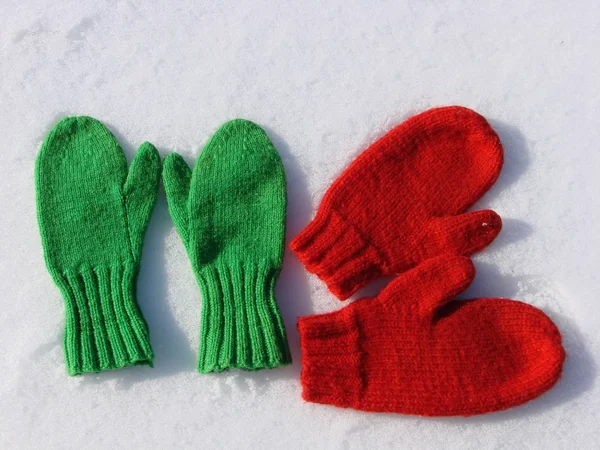 Дві пари рукавиць на снігу — стокове фото