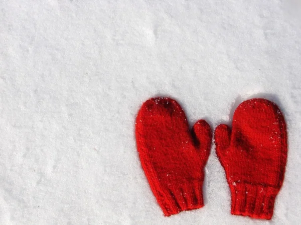 Pair of red mittens in snow — Stock Photo, Image