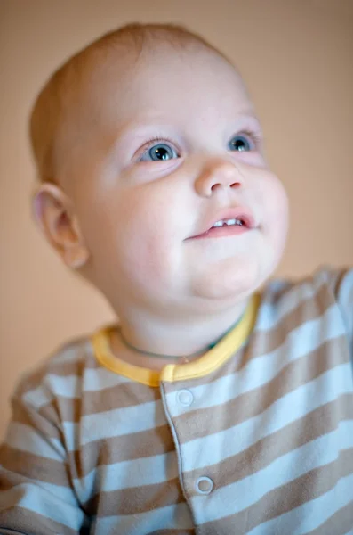 Amazed little kid looks up — Stock Photo, Image