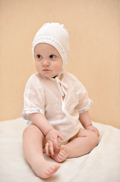 Симпатичный ребенок в белом — стоковое фото