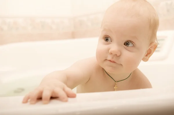 Enfant essayant de se lever dans la baignoire — Photo