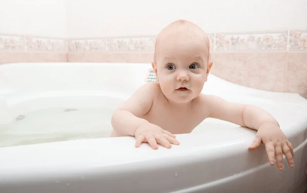 Child with hands over the bathtube — Stock Photo, Image
