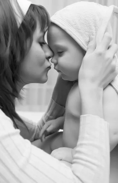 Kärleksfull mor anläggning barn Royaltyfria Stockfoton