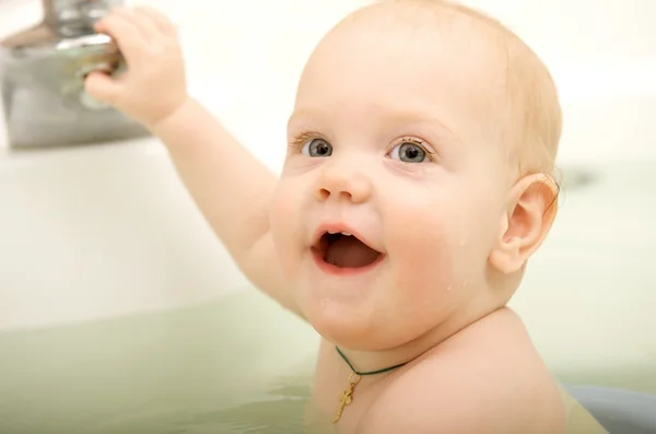 Enfant dans la baignoire Image En Vente