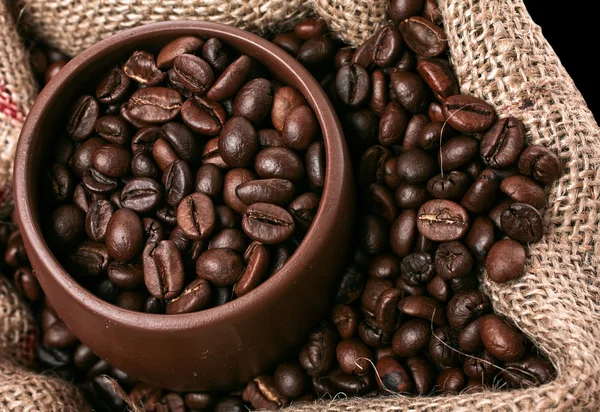 Кофе в коричневой чашке в мешке сверху — стоковое фото