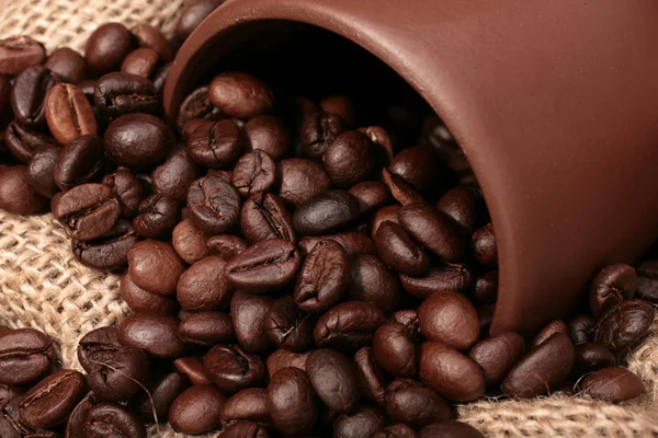 Kaffee gegossen legte eine Tasse zu schließen — Stockfoto