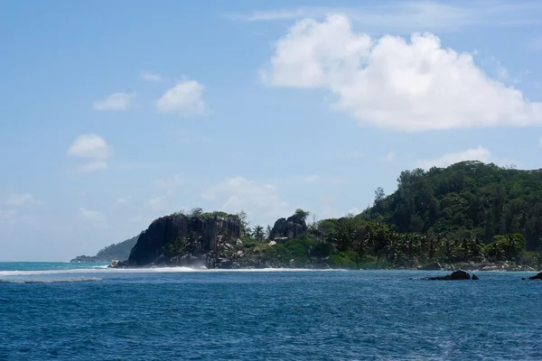 Vista sull'isola dall'oceano — Foto Stock