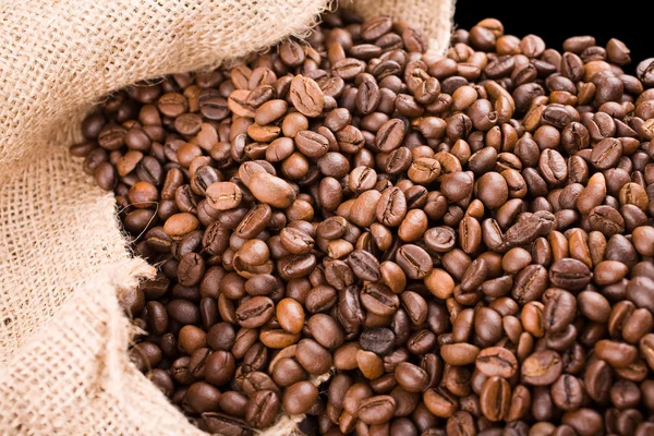 Kaffee aus einem Sack nach links gegossen — Stockfoto