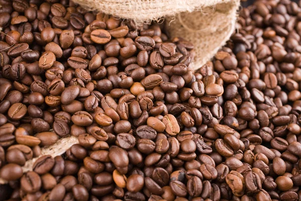 Koffiebonen gegoten uit een zak omlaag — Stockfoto
