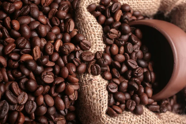 Koffie gegoten zetten van een kopje Rechtenvrije Stockfoto's