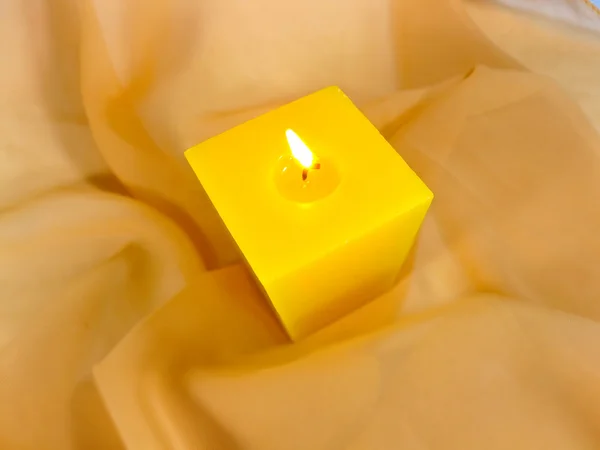 Žlutá hořící svíčka — Stock fotografie