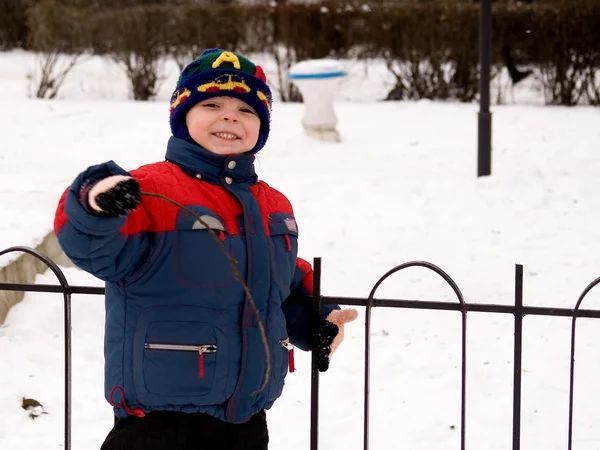 Liten pojke på vintern — Stockfoto