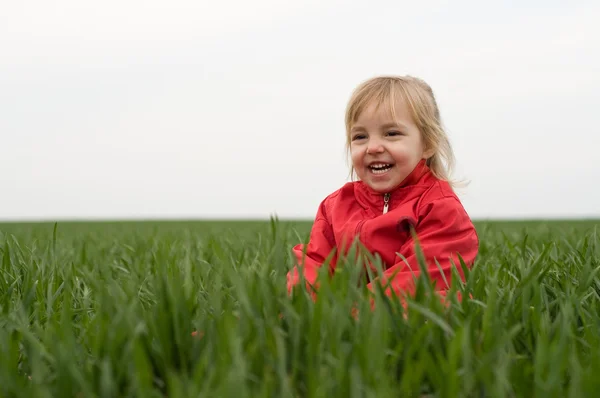 Chica en la hierba — Foto de Stock