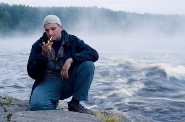 adam Nehri kıyısında