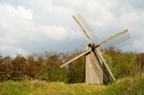 Alte Windmühle und Holzzaun — Stockfoto