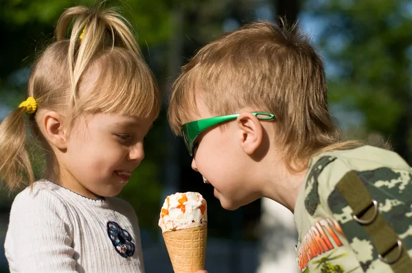 儿童吃冰淇淋 — 图库照片